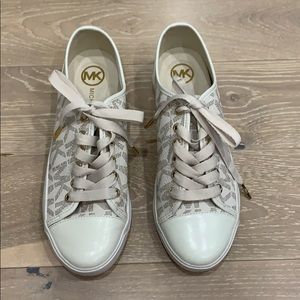 Never worn Michael Kors